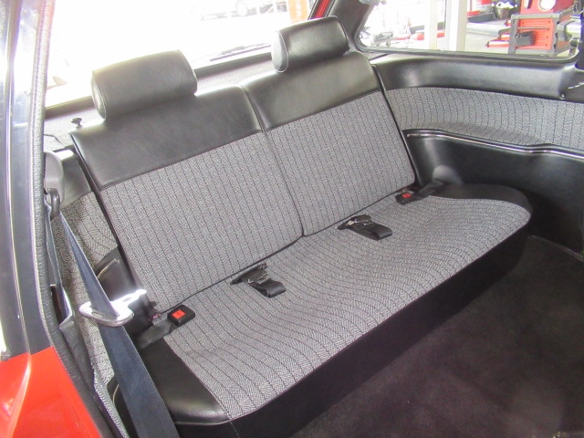 後部座席も大変綺麗　シート側面のトリムがシートへつながるよう曲面でデザインされたラウンジソファーシート