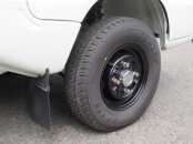 小さな１０インチの純正スチールホイール　タイヤは新調しました。泥除けも綺麗