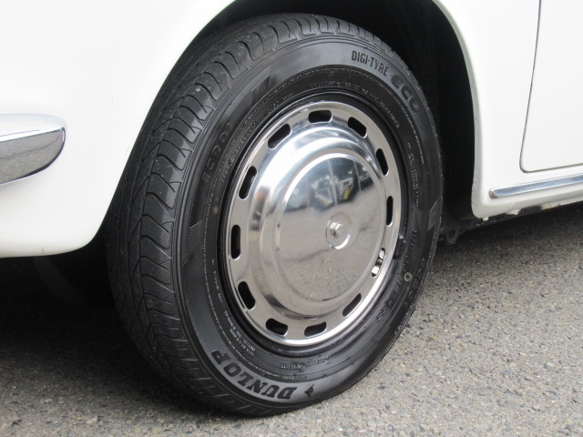 タイヤサイズは１４５／８０Ｒ１３　フロントはスーパーツーリング用ディスクブレーキとなっています。
