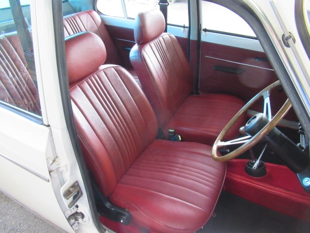 室内の程度も良好　綺麗な赤いフロアカーペットは製作品　一部割れのあったダッシュにはダッシュマット装着　シートの状態も良好です。