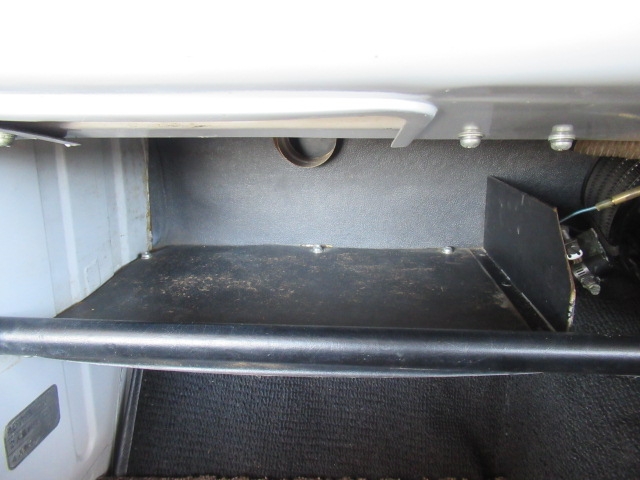 ダッシュ下助手席側の物置スペース　傷みやすい圧縮ボード製の床板は良い状態