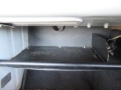 ダッシュ下助手席側の物置スペース　傷みやすい圧縮ボード製の床板は良い状態