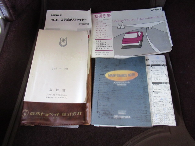 取説　整備手帳　記録簿等の紙類が販売ディーラーの車検証入れに入って多数残っています