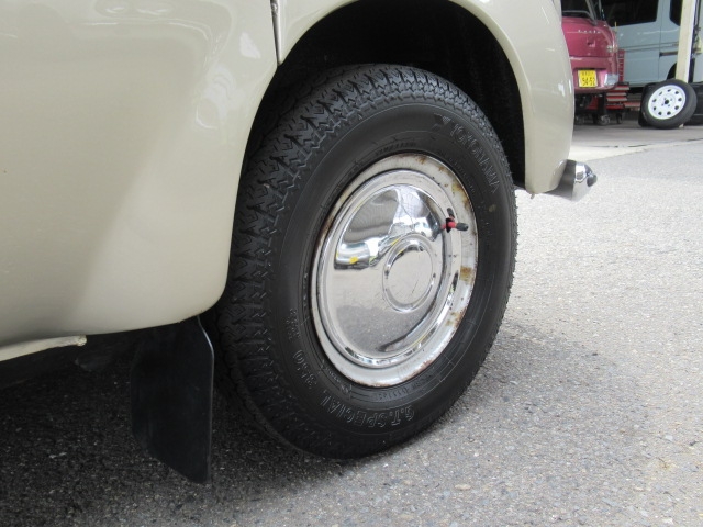小さなホイールは１０インチ　タイヤはヨコハマＧＴスペシャル　１４５／８０Ｒ１０