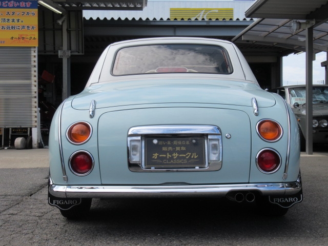 特徴的な後ろ姿　縦２連のテールランプはダットサンフェアレディへのオマージュ？