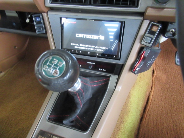 シフトノブも純正　カロッツェリアメモリーナビ装着　ＣＤ　ＤＶＤ　ブルートゥース搭載　ナビを埋め込むためにエアコンとリアデフォッガースイッチを移設　ＥＴＣ２・０もコンソール横に