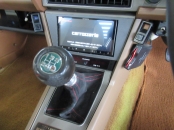 シフトノブも純正　カロッツェリアメモリーナビ装着　ＣＤ　ＤＶＤ　ブルートゥース搭載　ナビを埋め込むためにエアコンとリアデフォッガースイッチを移設　ＥＴＣ２・０もコンソール横に