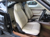 黒いボディに白いシーとトリムの内装がいいですね