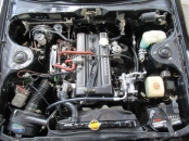 綺麗なエンジンルームに搭載の機関は直列４気筒ＤＯＨＣ１９６８ｃｃ１３０ｐｓ（グロス換算）の１８ＲーＧ　キャブレターはＳＯＬＥＸツイン　しっかりメンテされて好調です