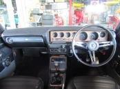 ７連の多眼メーターがスポーティなインパネ　専用のマット装着のダッシュには割れがあります　ステアリングはＧＴ－Ｒ同形状のＧＴ用３スポーク