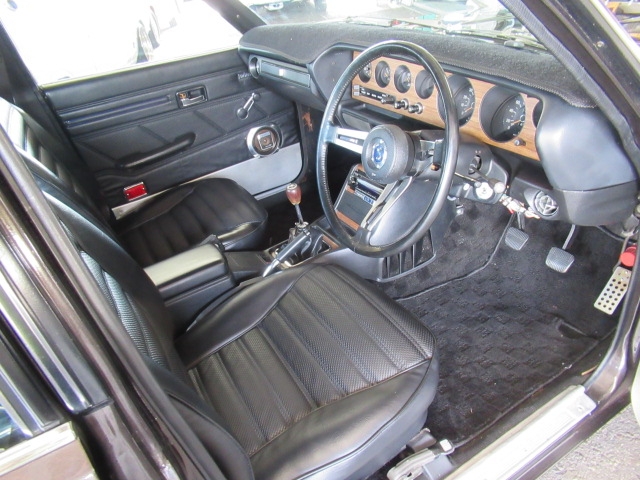 綺麗な室内 ＧＴ用ブラックレザーシートは一部補修済で綺麗