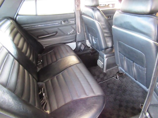 リアシートも良い状態　フロントシート背部のポケットは新規製作