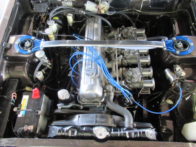 綺麗なエンジンルームに搭載の機関Ｌ２８は好調　ＳＯＬＥＸ４４　スチール製タコ足　５０パイデュアルで良い音　良い走り　古き良き時代へタイムスリップ　お楽しみください　現在Ｌ２８は公認取得していません