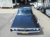 Ｌ型直列６気筒エンジン搭載の長いボンネットフード