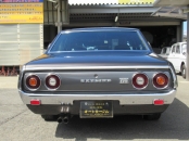 スカイラインといえば丸いテールランプ　良い後ろ姿です