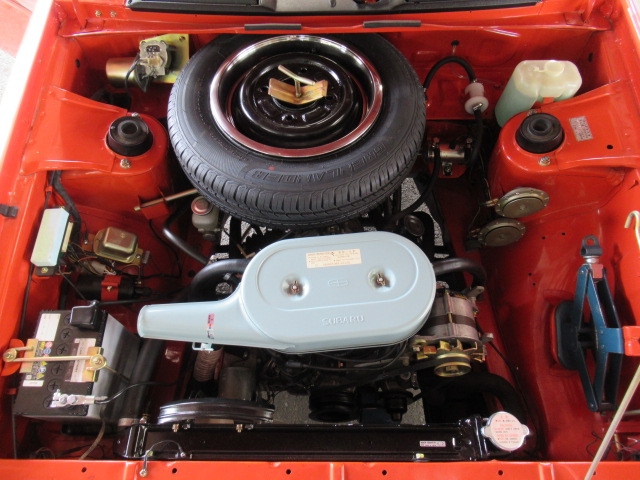 綺麗に仕上げたエンジンルームに搭載の機関はＥＡ６３型水平対向４気筒エンジン　独特の排気音はカタログで野生の響きと形容　好調です