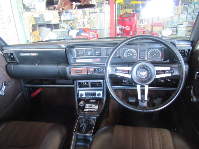 ステアリングは２０００（サメブル用）　１６００用はデザインは同じですがスポークが黒なのです