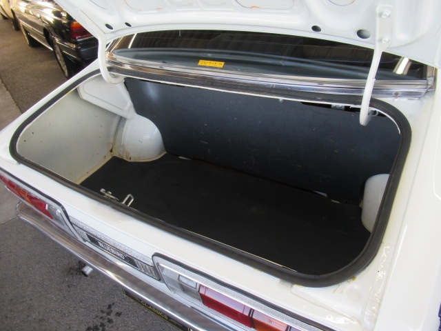 綺麗なトランクルーム　傷みやすいマットも良い状態で残っていました