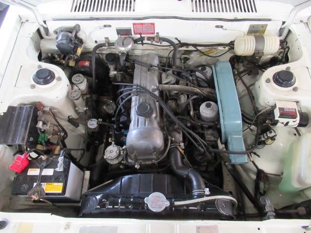 綺麗なエンジンルームに搭載の機関はＬ１６型直列４気筒ＯＨＣエンジン　好調です　ＳＳＳはＳＵツインキャブレター装着